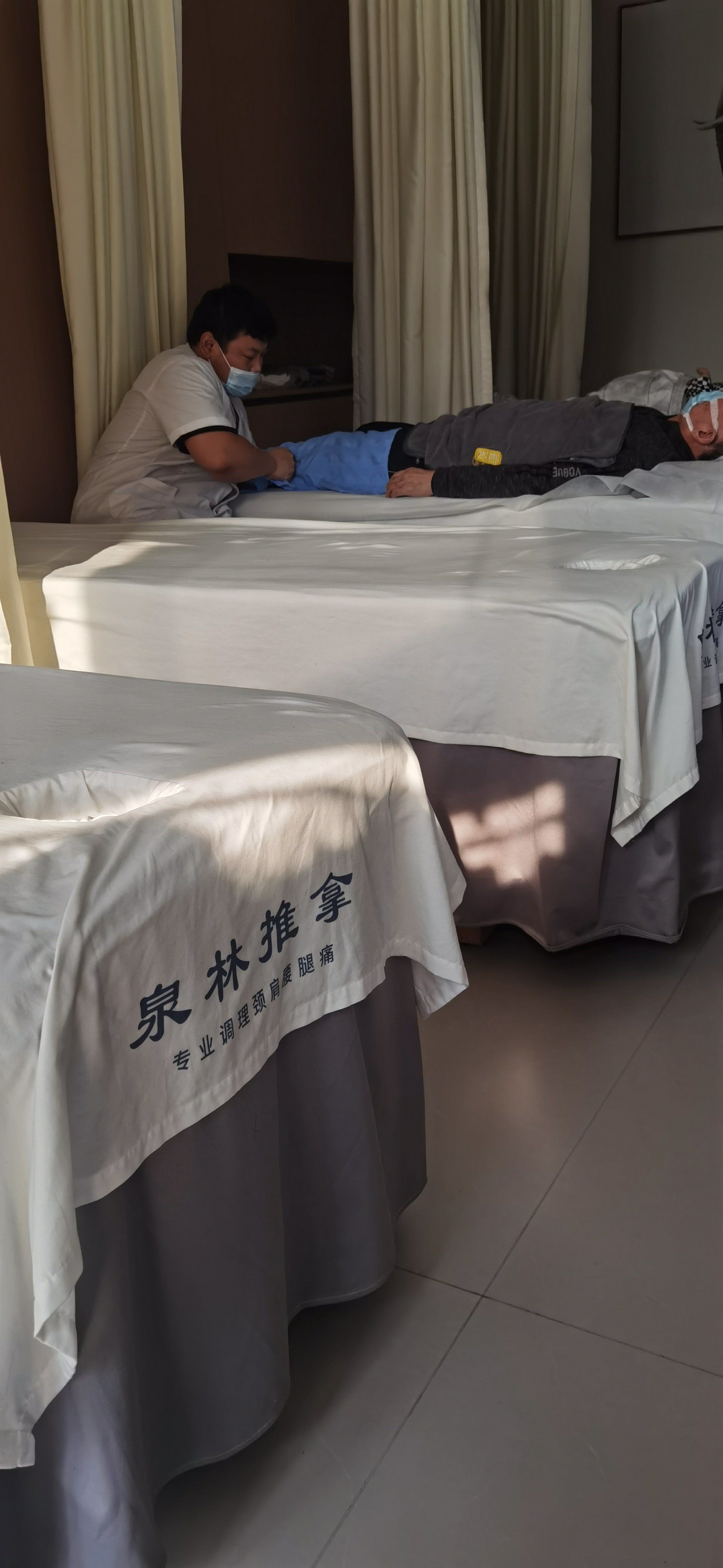 按摩床上的慵懒时光
