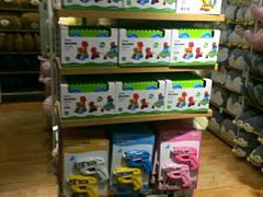-名创优品(北京新中关购物中心地铁层店)