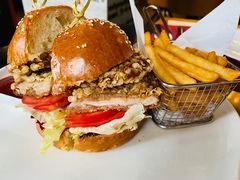 美式汉堡套餐-WOLFGANG PUCK KITCHEN & BAR(迪士尼小镇店)