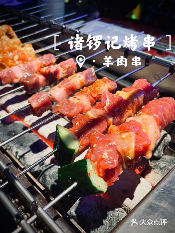 这家是恐龙主题餐厅哦！门口得摆设品挺好看的