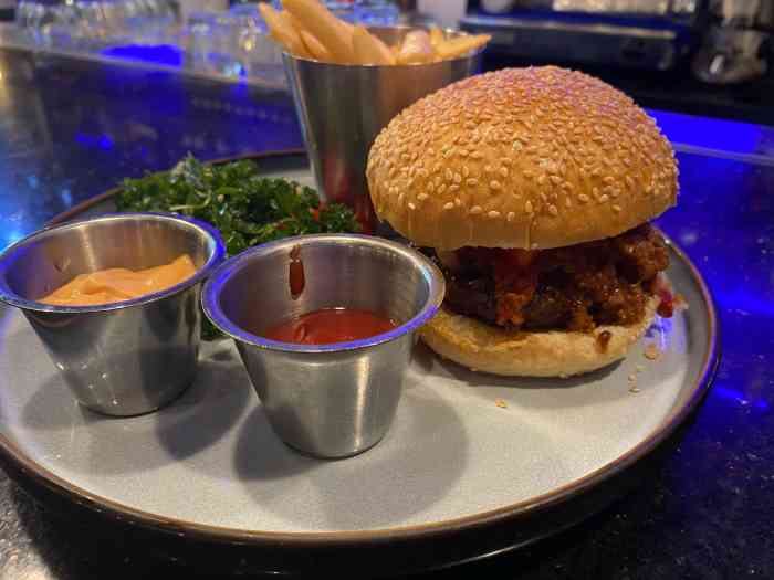 bluefrog蓝蛙(成都远洋太古里店)-"【环境】餐厅暗色系,分楼上楼下