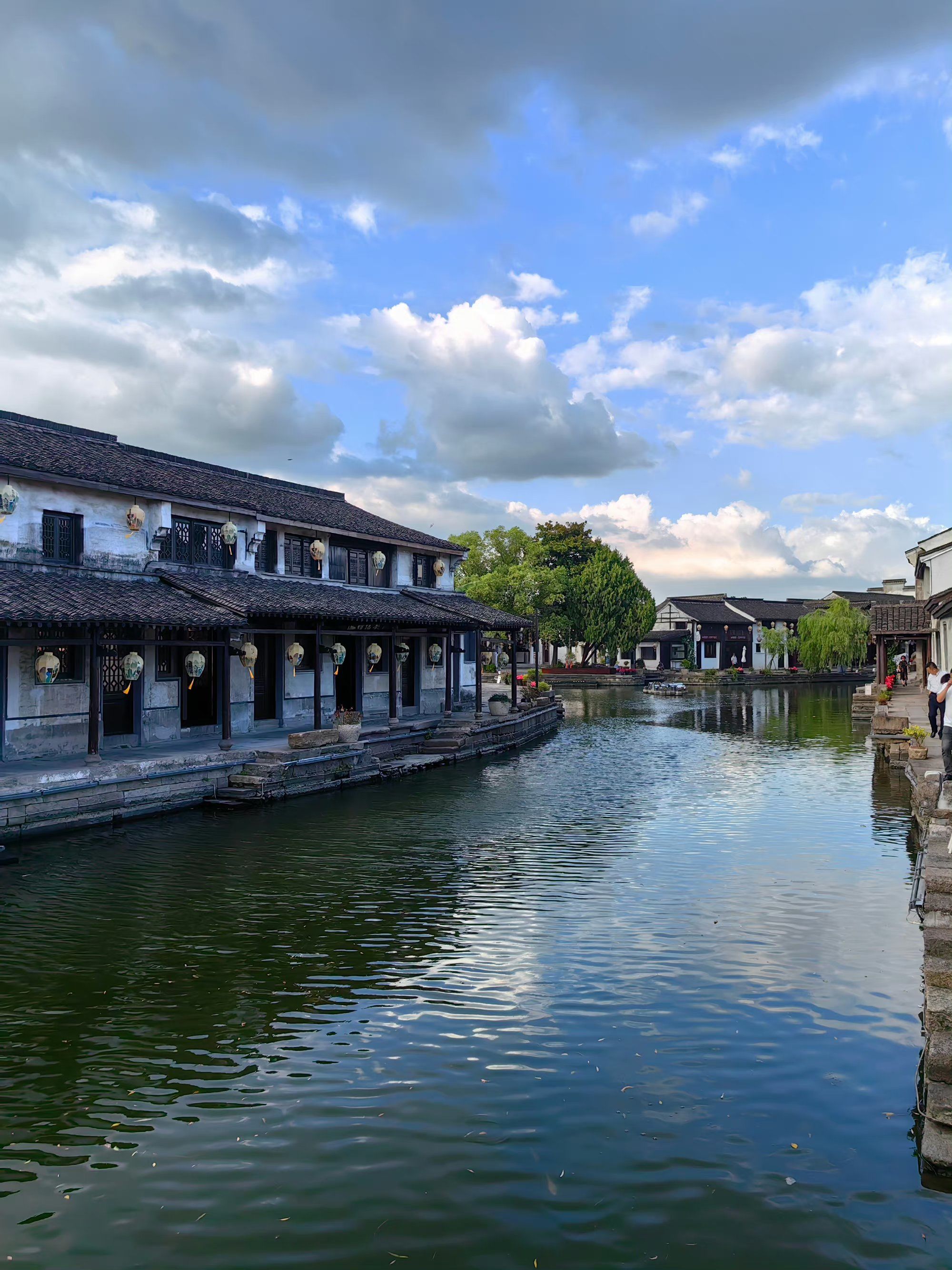 青砖黛瓦,小桥流水