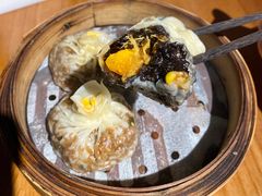 墨玉黑金蛋黄纸皮烧麦-鑫震源·苏式大虾生煎(山塘街店)