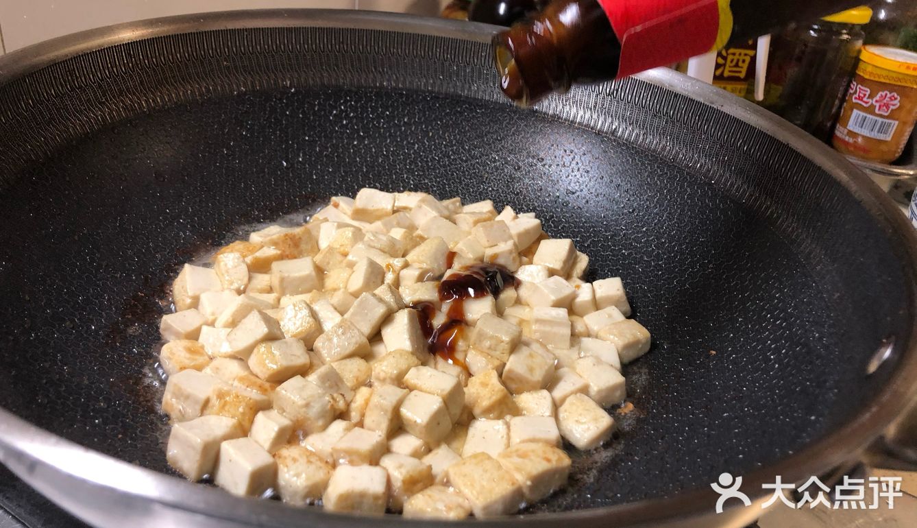 咸蛋黄豆腐，口感虽没蟹黄豆腐鲜美，但也形似。