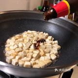 咸蛋黄豆腐，口感虽没蟹黄豆腐鲜美，但也形似。