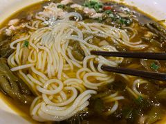 经典酸菜肉丝米线-乡村基(杨家坪建设店)