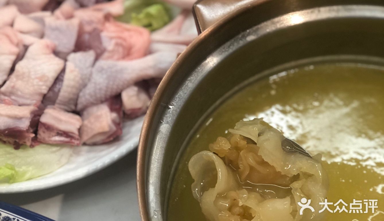 隔壁还有一家路边港式街头风的烧烤店也是他们家的