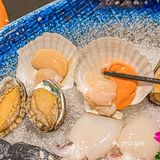 各种和牛、海鲜自助不限量，吃到扶墙走 红汤锅底