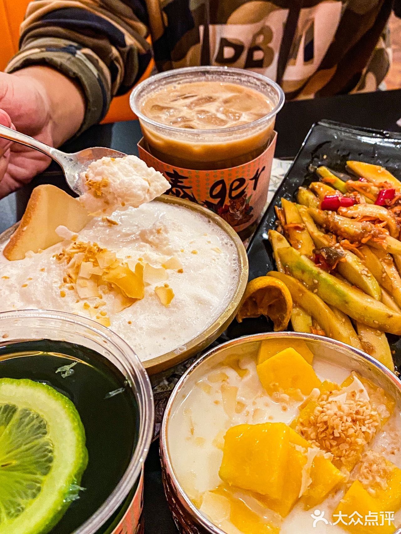 简直太精致了舍不得把它吃掉。香水椰子沙冰