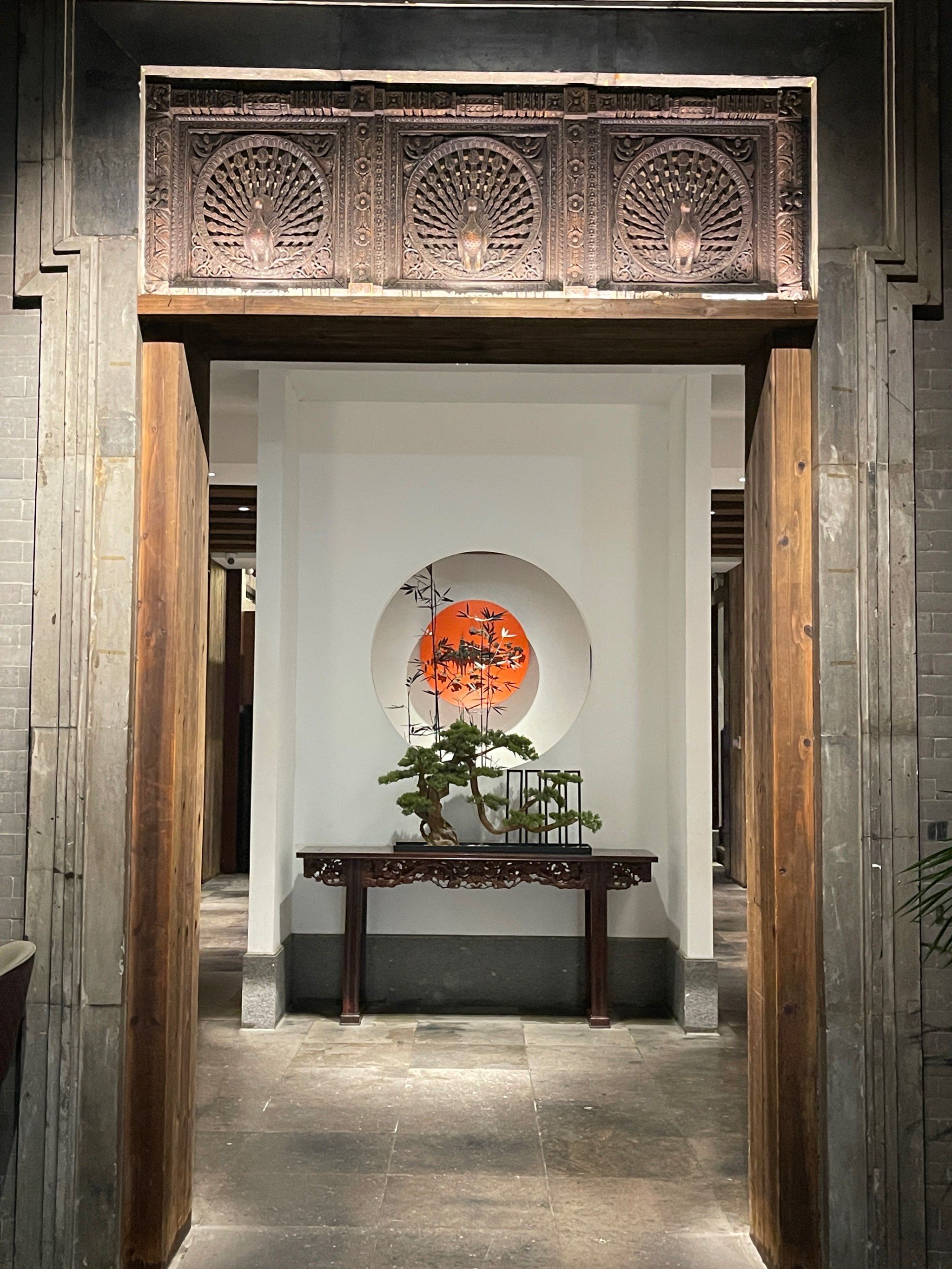 踏入餐厅,仿佛置身于美食的海洋,浓郁的闽南风情扑面而来