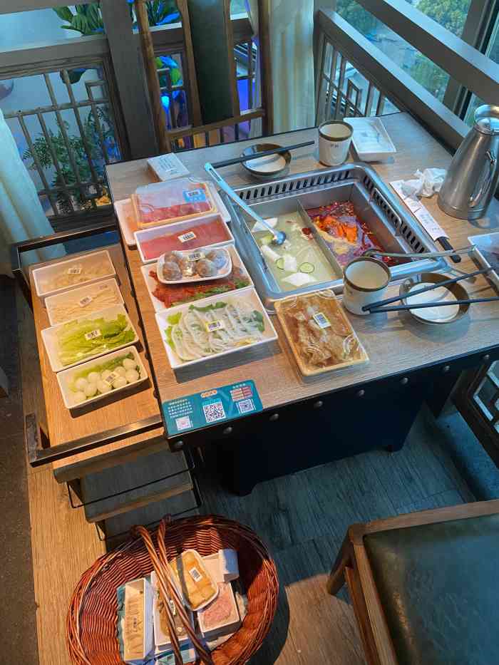 自选火锅食材会让人吃的更多吧因为看得见的食材比较有胃口分量不大