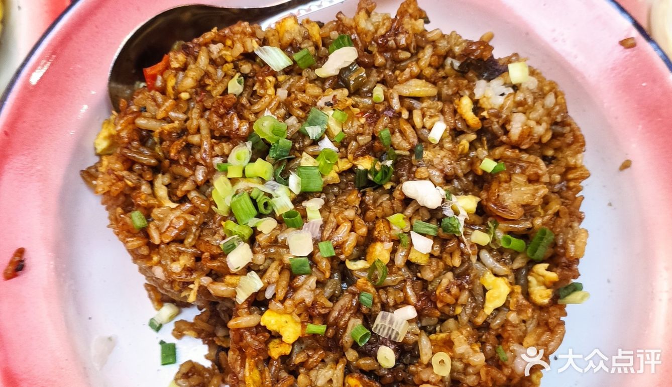 粮道街终于也开了一家海鲜打边炉，店面还挺精致的