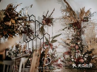 本场婚礼在初冬的阳光挥洒下，显得格外的温暖