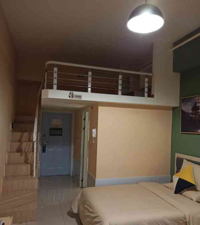 熊猫公馆-"位于解放碑较场口中兴路,不是很大,中间只.