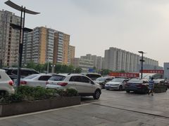 -世纪金源购物中心东区-停车场