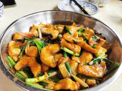 姜葱焖鸭嘴鱼-鲤鱼塘农家山庄