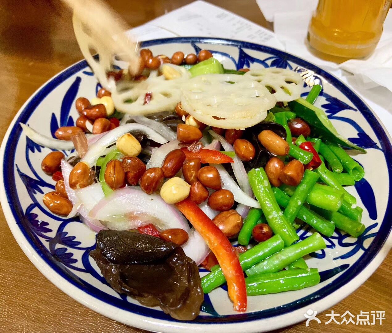 凉皮比苏州的料少，没有烤麸、花生