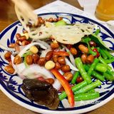 凉皮比苏州的料少，没有烤麸、花生