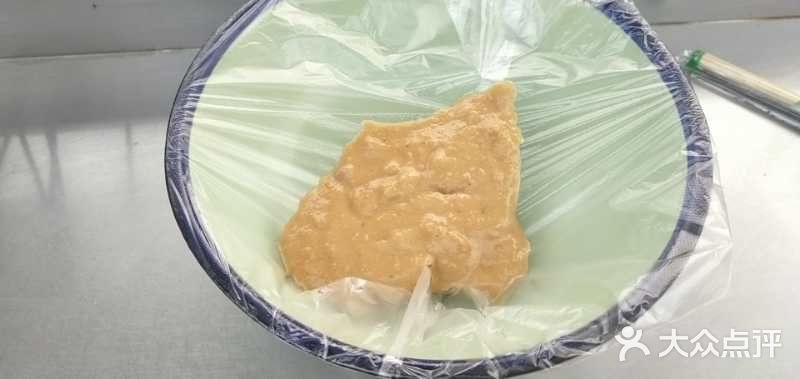 大多都是麻辣烫，手抓饼炸鸡，凉皮凉面的小车
