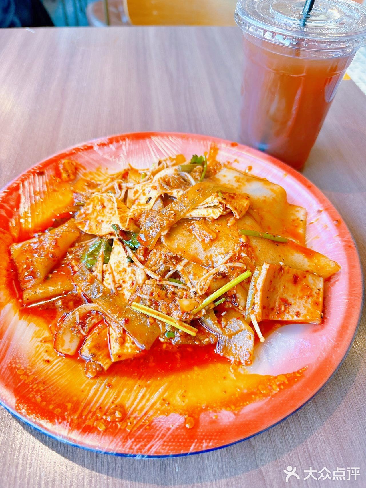 坐在河边吃包子😋