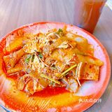 坐在河边吃包子😋