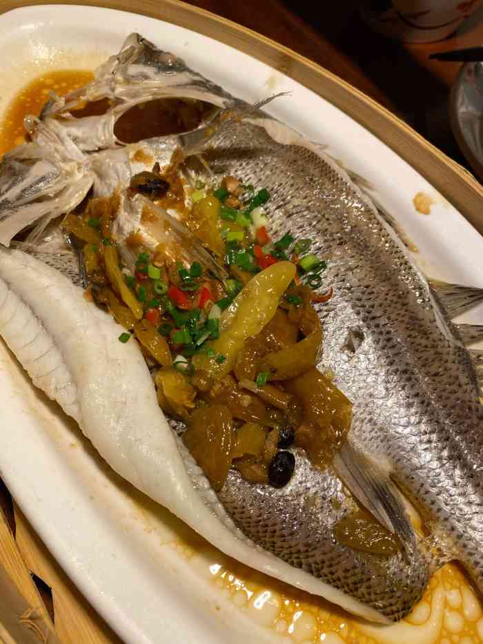 「宫保鸡丁」 鸡肉是块状的,外面是很甜的酱裹着～是甜口的,味道还是