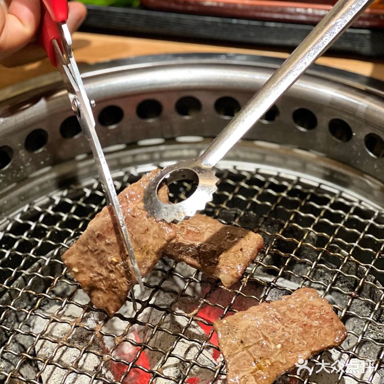 『牛料家炭火烧肉』与食客共庆一周岁,蓝鳍金枪鱼开鱼秀来助兴‼️