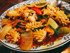 辣炒鱿鱼-卷心菜和避孕套餐厅(Pattaya)