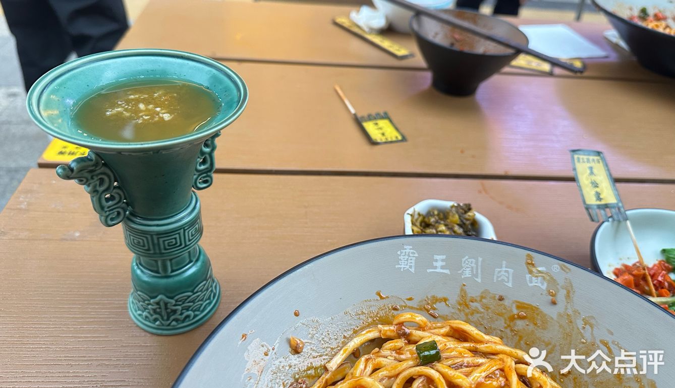 这已经是第三次来吃他们家的特色套餐了，招牌菜霸王牛拌