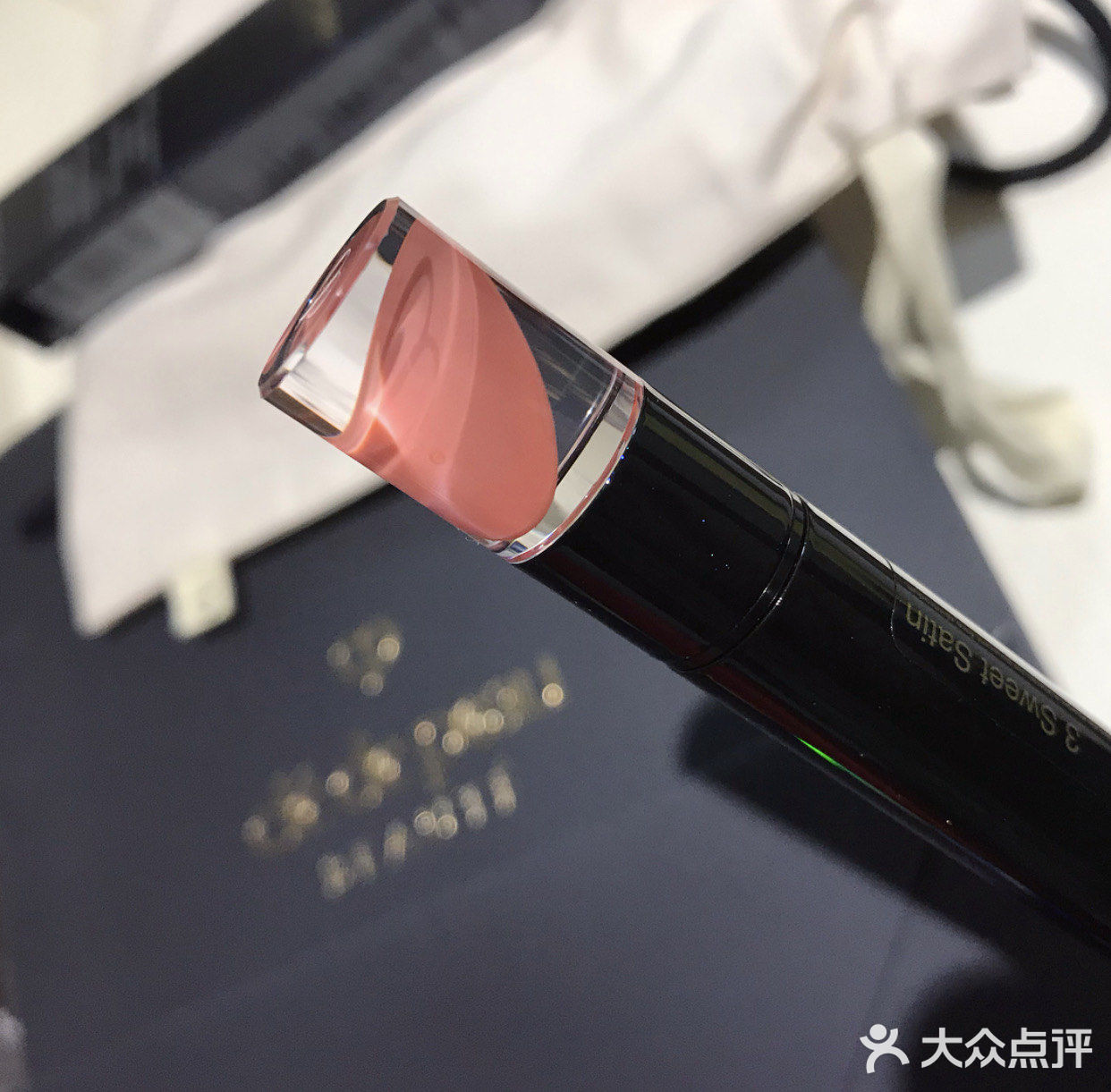 看花瓣就知道是什么颜色了 口红质地是非常润保湿的
