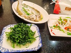 清蒸白鱼-七的湖·晚芳亭·阳澄湖农家菜·大闸蟹(莲花岛店)