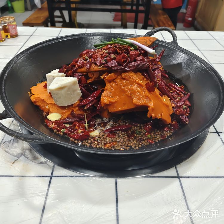 特别是他们家的锅底，真的巨无敌好吃，特别的鲜香麻辣