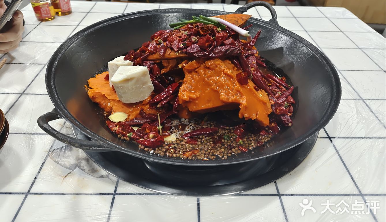 特别是他们家的锅底，真的巨无敌好吃，特别的鲜香麻辣