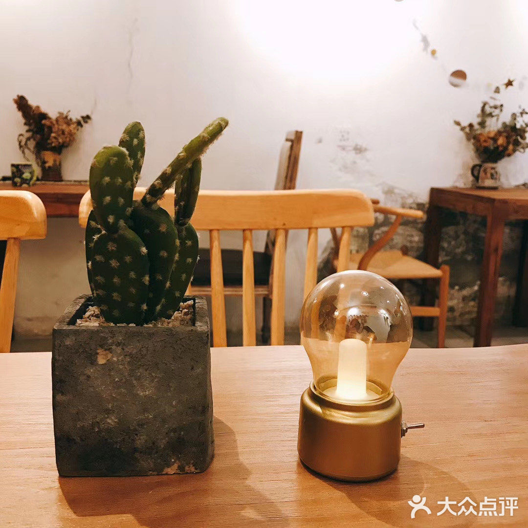 有佢最钟意嘅环境同最钟意嘅蛋糕，食完就幸福满满