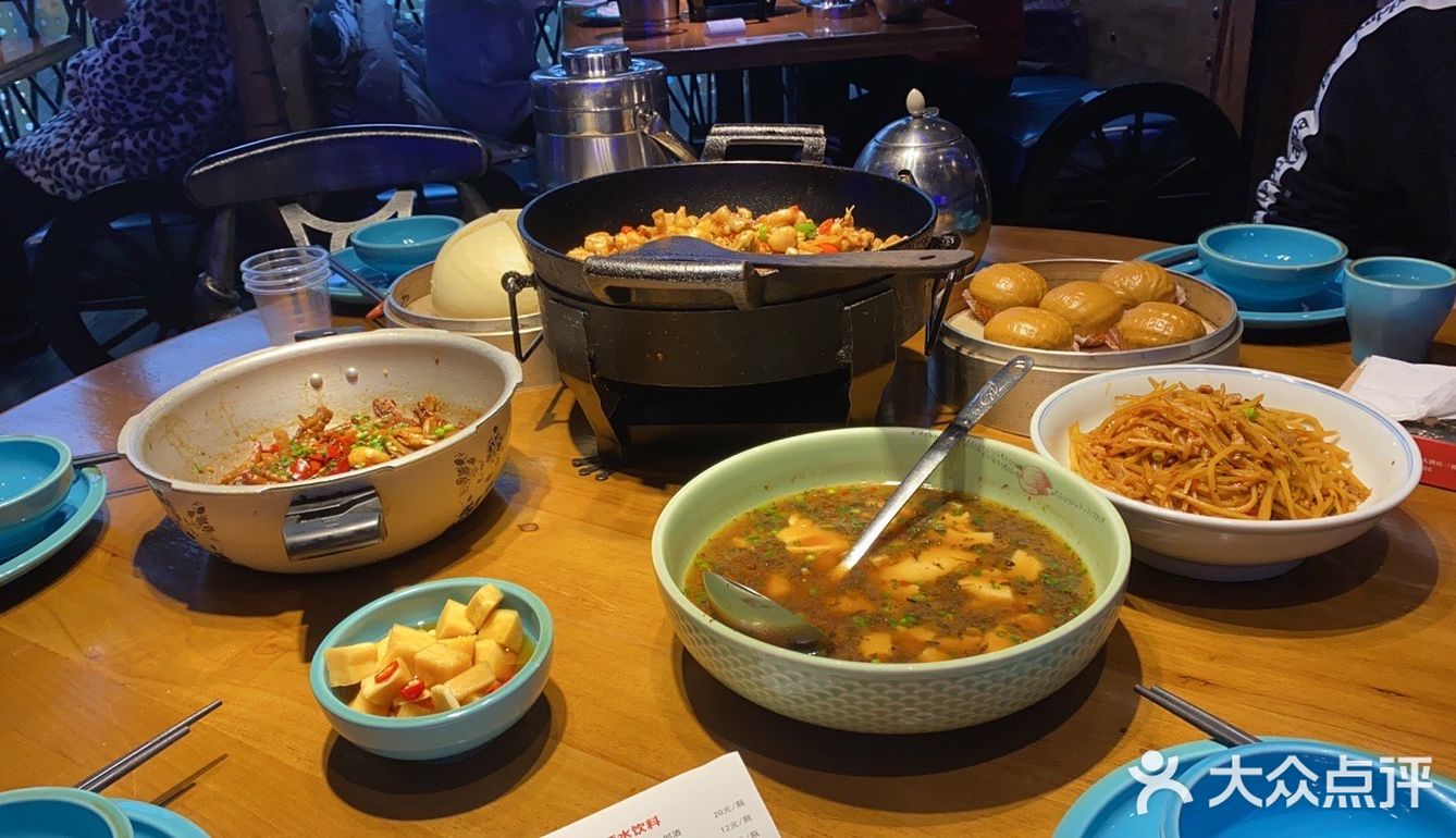 当时我们五个人大概吃了260