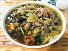 酸菜肉丝米线-越洋肖氏老米线(杨家坪店)