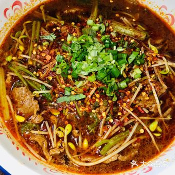 麻辣鲜香的水煮牛肉，谁不爱  主料：牛肉，豆芽