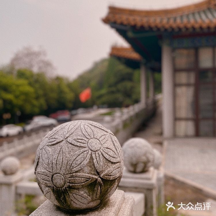 狮子山上,阅江楼旁,宝藏级别的餐厅,雕栏玉砌醉东风