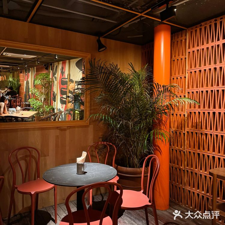 帝都宝藏餐厅，灯影摇曳酒杯边