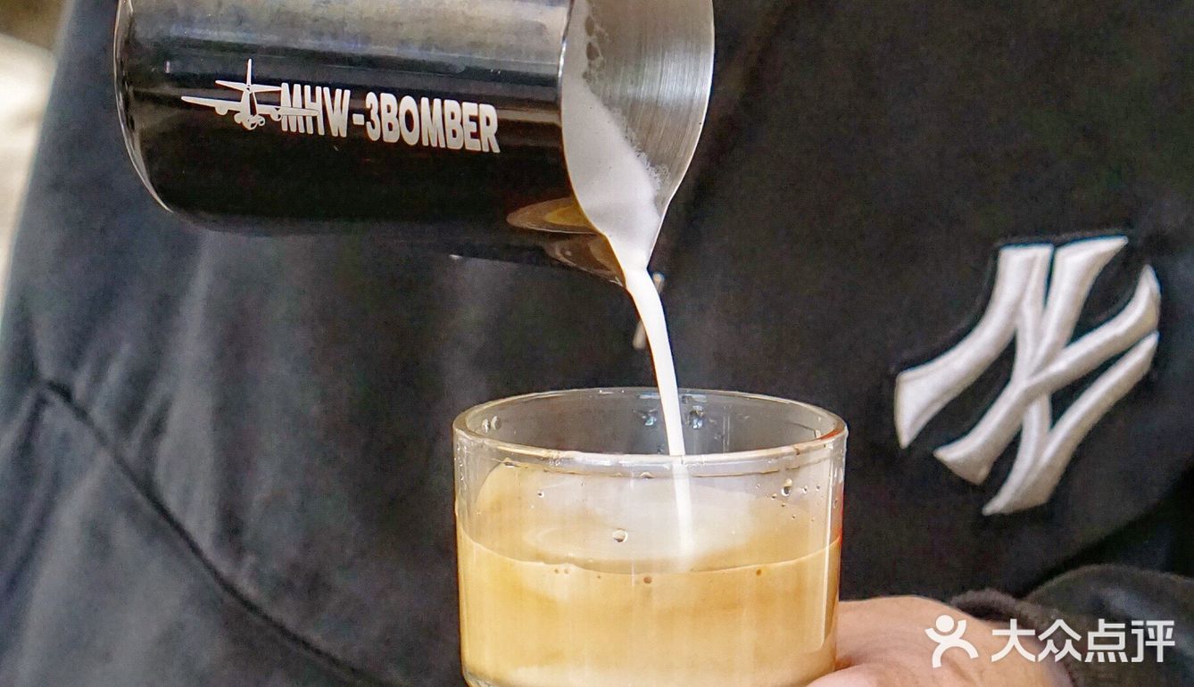 买咖啡送杯子活动超火爆，赶紧的先屯它个100张慢慢喝...