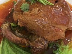 炖猪肘子-蓝鲸大酒店旋转餐厅