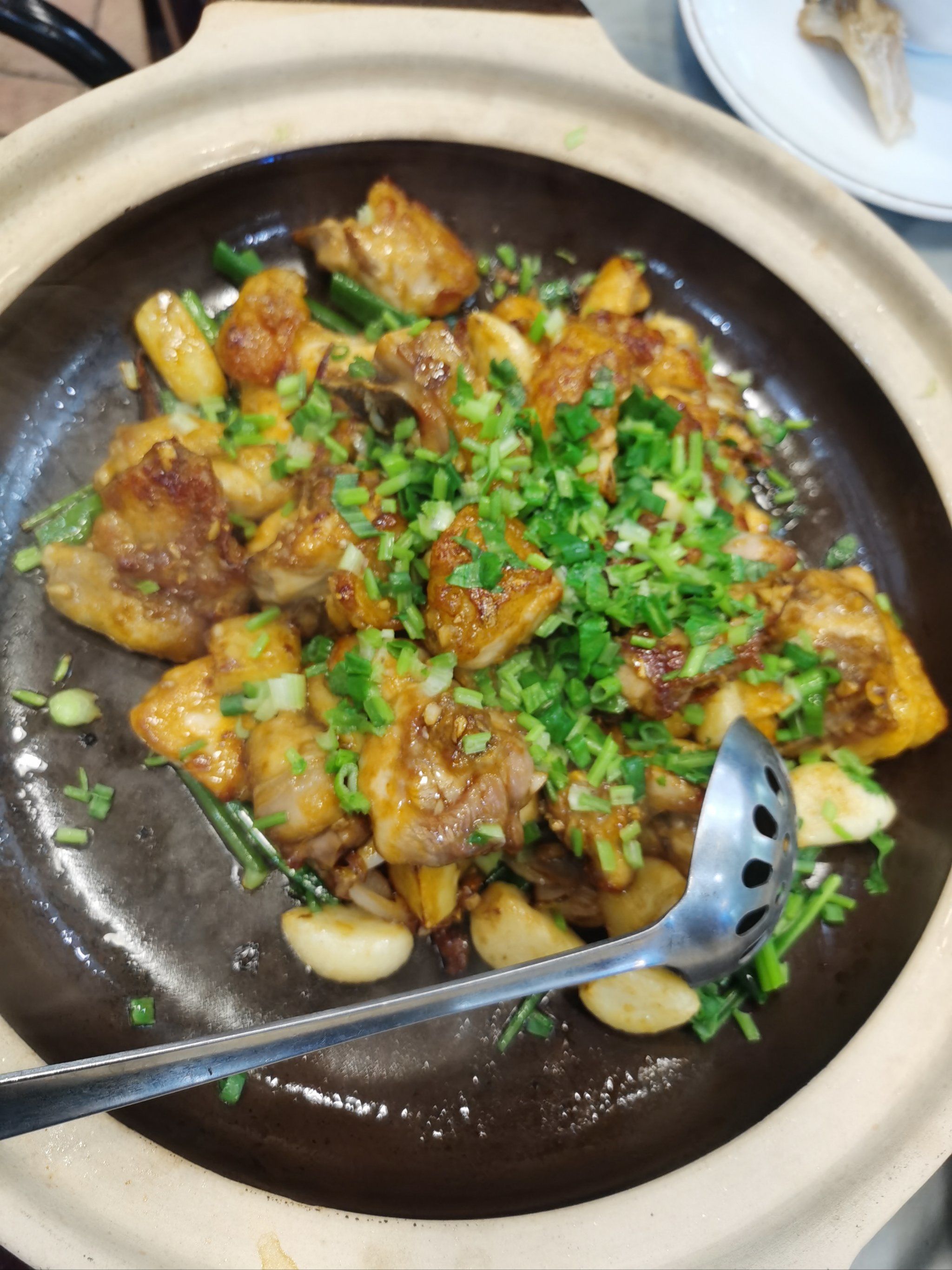 菜品不错铁板鱼肠最赞沙姜焗阳山鸡咸鱼茄子煲豆豉蒸魽鱼都不错