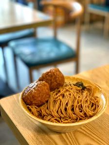 老板娘很热情的 点了「狮子头拌面」.大概不是我喜欢的味道伐.