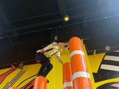 -爱蹦iBOON蹦床运动馆(江汉店)