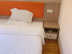 -7天连锁酒店(上海徐家汇龙华路地铁站店)