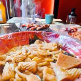 饼加肉的快乐，还有东北麻辣烫，看着世界杯绝了[强]
