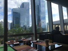 靠窗位-大中华希尔顿酒店-念自助餐·嗨啤·小龙虾