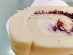 草莓乳酪卷-SKROLL卡特司库·蛋糕定制·生吐司·司康(古北程家桥店)