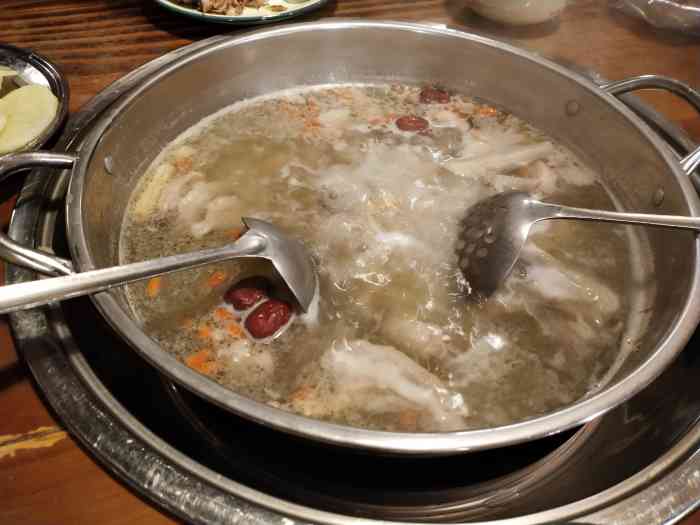 周记药膳鸡锅(怀远店)-"[调皮]味道很不错,人也超级多,一小份鸡.