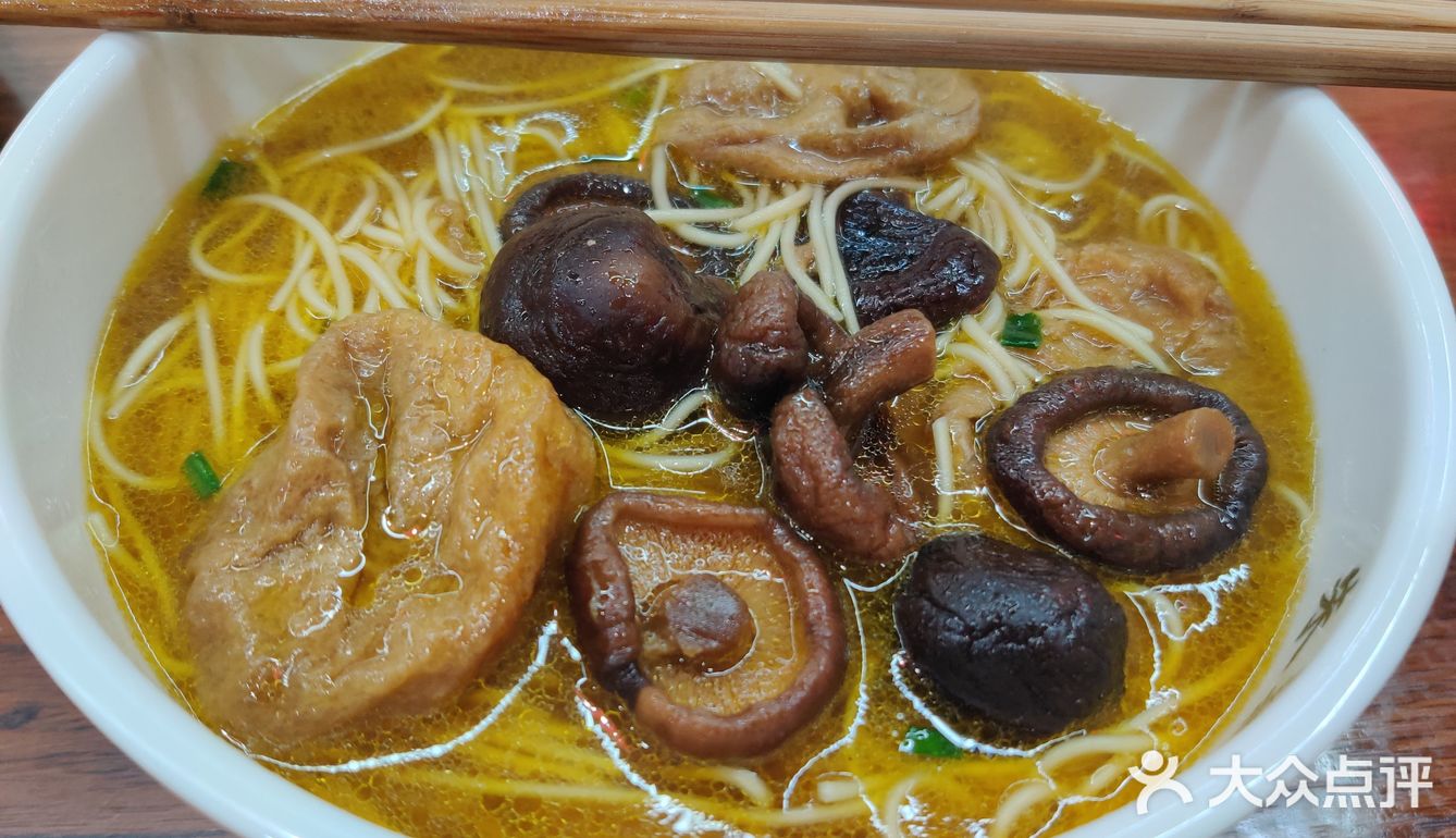店里都是附近住的阿公阿婆来吃早饭，点了馄饨，汤包